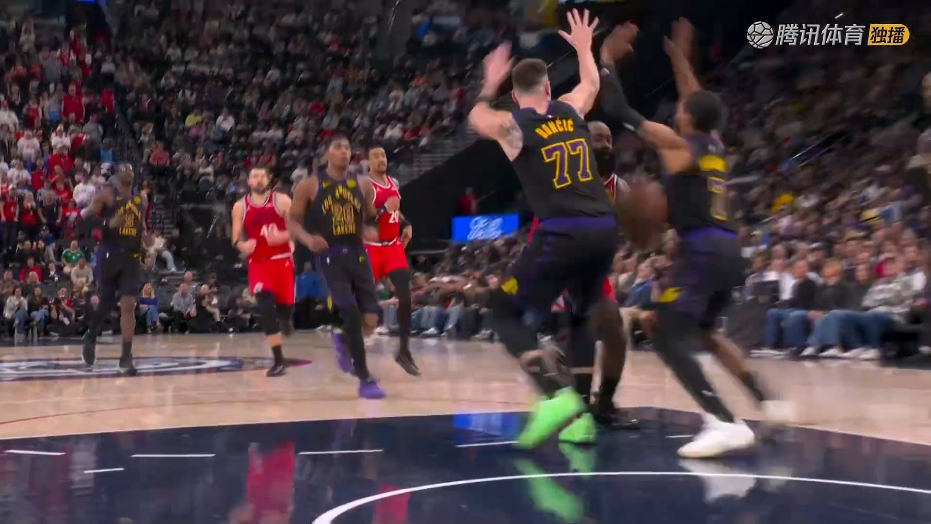 星空-哈登回归赛场,比分优势明显首场状态亮眼,湖人观众沸腾!的简单介绍