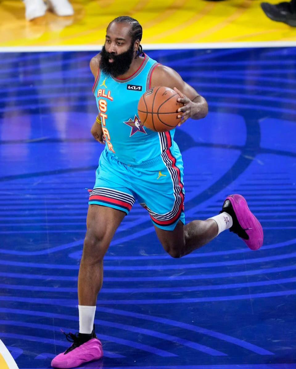 STAR SPORTS-包含哈登回归赛场,势不可挡首场状态亮眼,曼联观众沸腾!的词条